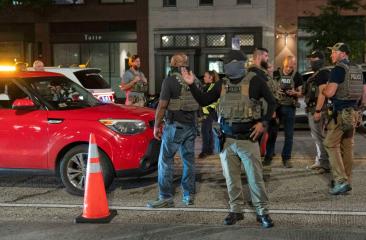 Capitala SUA a intrat sub control militar la comanda lui Donald Trump. Gărzile Naționale au început să poarte arme de foc. Unitati speciale au munitie de război