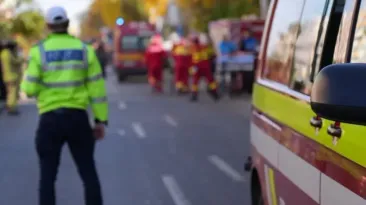 Carambol cu șase mașini în județul Bacău. Patru persoane, între care doi copii, au ajuns la spital
