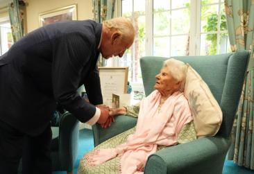 Cea mai vârstnică persoană din lume a împlinit 117 ani. Povestea lui Ethel Caterham, femeia care s-a născut înainte de Primul Război Mondial
