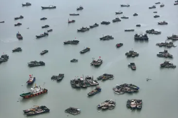 China trimite mii de bărci de pescuit în largul coastelor Japoniei care se pot transforma oricând în arme plutitoare!