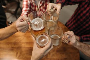 Cifra care a dus România direct pe primul loc în lume. Cât alcool consumă, în medie, un român
