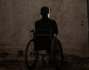 Clipe de groază într-o locuință din Buzău: Doi bărbați ar fi ucis o persoană în scaun cu rotile pentru că a făcut pe ea
