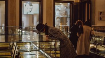 Colier regal cu 673 de diamante, furat în plină zi dintr-un muzeu din Viena. Hoții au intrat cu bilete și au spart vitrina cu un ciocan

