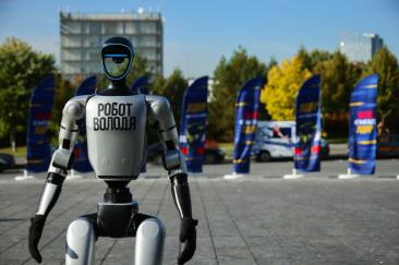 Compania aviatică rusă Pobeda a testat în premieră un robot umanoid în rol de însoțitor de zbor după ce un altul a căzut in cap la lansare