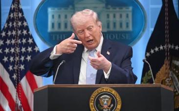 Conspirațiile de la Casa Albă. "Oricine crede că președintele Trump și-a înscenat propriile tentative de asasinat este un idiot complet"