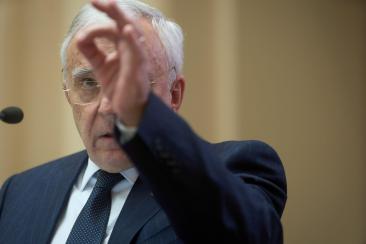 Criză majoră, după alegerile prezidențiale: Isărescu a intervenit și a cheltuit 2 miliarde de euro pentru ca leul să nu se prăbușească

