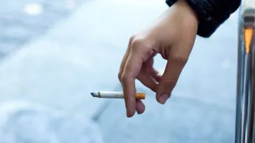 Cum a revenit fumatul la modă: Tot mai multe vedete se afișează fumând și după ani de blamare țigara redevine un accesoriu acceptabil
