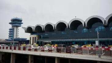 Cum ar fi dispărut cei 700.000 de euro confiscați în Vama Otopeni: sacul cu bani, tăiat pe dedesubt și cusut la loc, fără ca sigiliul să fie atins
