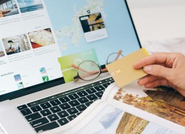 Cum poți rămâne fără bani în cont după ce ai rezervat o vacanță pe Booking. Frauda îi lasă pe utilizatori și cu datele personale expuse
