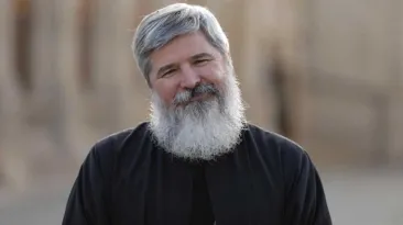 Cum se bea corect: Părintele Vasile Ioana explică regula celor trei pahare: Întâi ești maimuță, apoi leu, apoi porc!