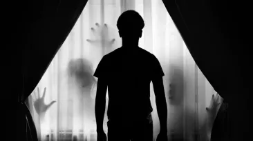 De ce simțim că nu suntem singuri, deși nu vedem pe nimeni: Descoperirea surprinzătoare a cercetătorilor, în plin sezon de Halloween
