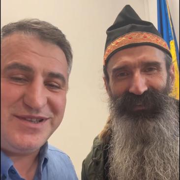 Delir în Parlament: un deputat AUR și "Stegarul dac" vor "școală de samurai și ninja" pentru a "cuceri Cerul"
