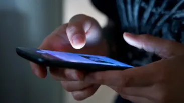 Dependența de clipuri scurte: Cum ne „fură" atenția scrollul infinit de pe telefon