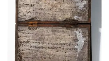 Descoperire spectaculoasă în Germania: un „carnet de buzunar" vechi de 800 de ani, găsit într-o toaletă medievală