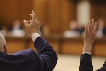 Dezbateri aprinse în Parlament. S-a votat legea care întărește combaterea extremismului online. Opoziția acuză cenzurarea discursului public
