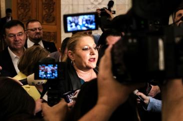 Diana Șoșoacă îi bate obrazul liderului AUR că nu protestează pentru arestarea lui Călin Georgescu: "De ce Simioane nu ai stat cu noi?"
