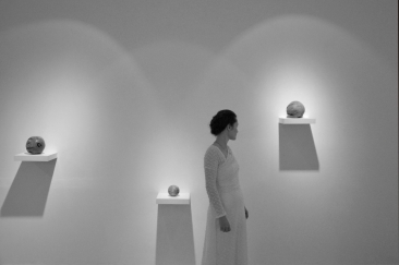 Diana Poput la Galeria AnnArt: "Mă interesează zona abstractă în care punctele nu formează o figură recognoscibilă ci un câmp de potențial - o matrice deschisă percepției