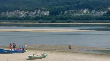 Dunărea a scăzut atât de mult încât poate fi traversată la pas în unele locuri
