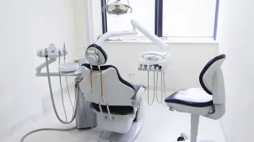 După creșterea noilor dinți la adulți, o nouă descoperire uriașă în stomatologie: Nu va mai fi nevoie de găurirea dintilor pentru a repara cariile