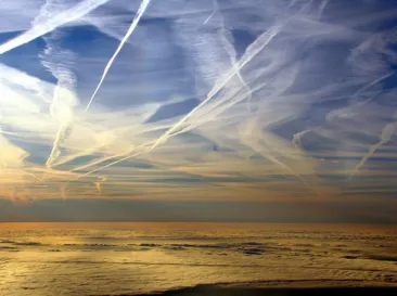 Efectul Chemtrails: Întunecarea artificială a Soarelui ar putea răci planeta dar riscă să declanșeze o cursă geopolitică extrem de periculoasă
