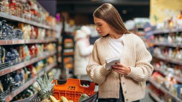 Eticheta alimentară, tot mai greu de descifrat. Cum au fost înlocuite alimentele naturale cu subproduse chimice
