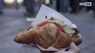 Evoluția „finală" a croissantului cu unt vine din Germania: kebab în croissant, nu în chiflă. Gluma de 1 aprilie devenită senzația culinară a anului pe TikTok