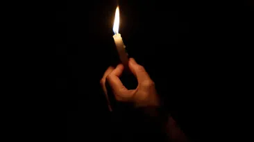 Fetiță de 6 ani, găsită moartă în casă de tatăl ei, la câteva ore după ce ar fi fost la spital cu dureri de burtă. Procurorii au deschis dosar
