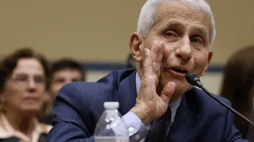 Fost consilier al lui Anthony Fauci recunoaște că a încercat să ascundă documente despre finanțarea cercetărilor COVID-19
