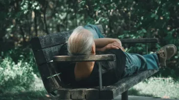 Francezii nu mai suportă căldură. Oamenii au ieșit să doarmă pe străzi. Parcurile sunt pline
