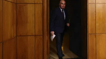 Furtuna perfectă în politică: Ce se întâmplă dacă premierul Bolojan se agață de funcție după retragerea PSD și perioada de interimat
