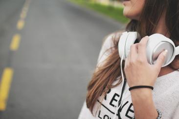 Hackerii pot prelua controlul prin căștile cu Bluetooth: Alte dispozitive expuse la riscuri. Ce recomandă experții în securitate
