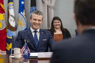 Imaginile înșelătoare care i-ar fi fost transmise lui Trump despre războiul din Iran. Cum l-ar fi dezinformat Pete Hegseth pe președintele SUA