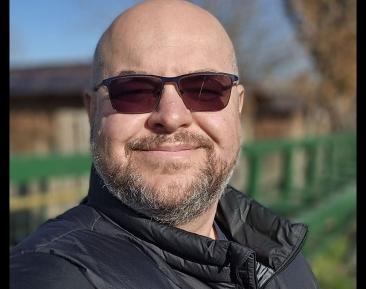 Influencerul preferat al suveraniștilor, abonat la contracte cu statul. Cum este BobbyD, portavocea propagandei "antisistem", plătit din bani publici
