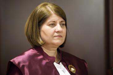 Ingineria "Apartamentul": O judecătoare CCR a primit locuință de protocol după ce și-a donat casa si a zis ca n-are unde sa stea. Este fostă consilieră medaliată a lui Ionannis