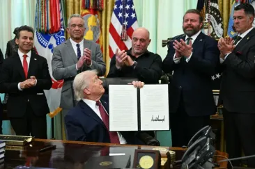 Joe Rogan se alătură lui Trump pentru a semna un ordin care permite cercetarea drogurilor psihedelice