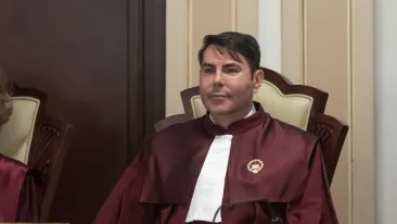 Judecătorul Geani boicotează ședințele CCR cu un interes direct să nu treacă reforma pensiilor magistraților: Soției lui judecătoare i s-ar tăia pensia