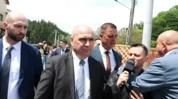 Jurnalist îmbrâncit după ce l-a întrebat pe Bolojan despre microbuzele electrice cumpărate în mandatul la CJ Bihor
