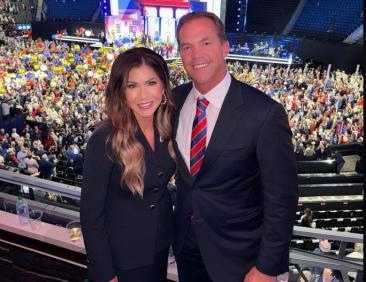 Kristi Noem, devastată după ce dezvăluirile legate de soțul său. „Transformă-mă într-o fată". Cum voia Byron Noem „sâni ridicoli, imenși, imenși"