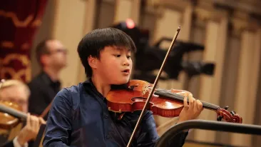 La doar 11 ani, violonistul Jayden King devine cel mai tânăr câștigător din istoria Concursului Internațional George Enescu
