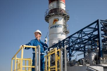 Mai mult de jumătate din profitul grupului austriac OMV vine din România. Compania anunță însă restructurări de aproximativ 1.000 de posturi
