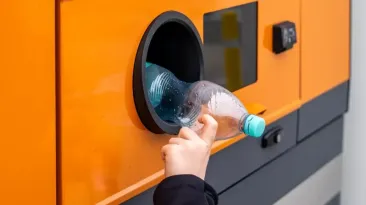 Marea afacere de la aparatele de reciclare din țară: Pahare de plastic acceptate de tonomatele de colectare, pe fondul unor posibile erori de funcționare
