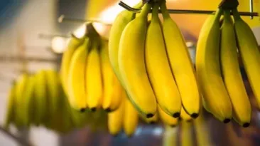 Marea greșeală pe care o fac mulți când mănâncă banane: ce reprezintă fâșiile albe din interior și de ce nu trebuie să le arunci

