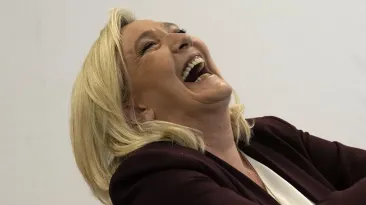 Marine Le Pen sfidează condamnarea și intră în cursa prezidențială din Franța: „Voi face campanie fără brățara electronică"
