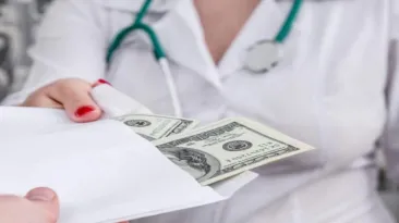 Medicul-șef săltat de procurori a recunoscut: Dibuită că a luat mită de 24 de ori în șapte săptămâni, condamnată cu suspendare și interdicție de a mai lucra