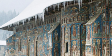 Misterul "Albastrului de Voroneț" a fost descifrat cu ajutorul tehnologiei moderne și are la bază o piatră semiprețioasă