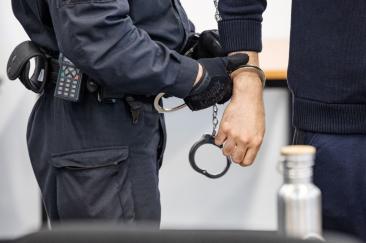 Mita de la 5: Cum strângea polițistul "Pedro" șpăgile pentru șefi în toaleta primăriei fiului lui Piedone