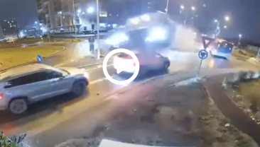 Momentul când un șofer din Oradea a zburat cu mașina peste un sens giratoriu și alte două mașini. A ateriza lângă o stație GPL - VIDEO