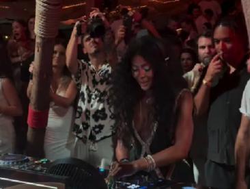 Naomi Campbell a făcut spectacol într-un club de pe litoral. Modelul a mixat pentru prima dată în România
