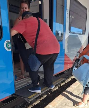 Noaptea minții: România cumpără trenuri noi, dar nu are gări pregătite pentru ele