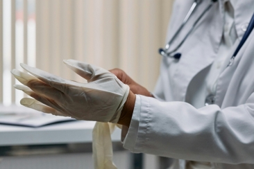O femeie a murit pentru că nu i s-a făcut avort. Trei medici, trimiși la închisoare
